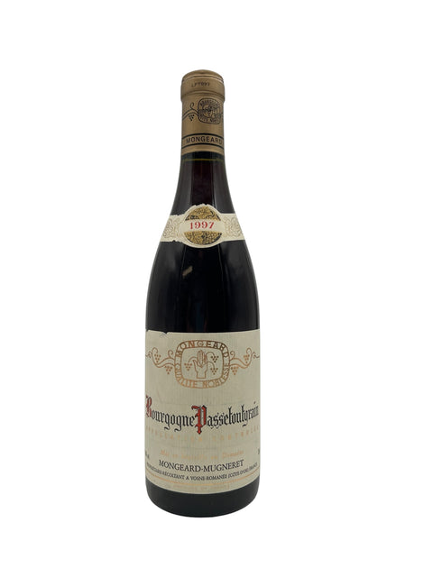 Flaske af Bourgogne Passetoutgrain Mongeard-Mugneret 1997 rødvin