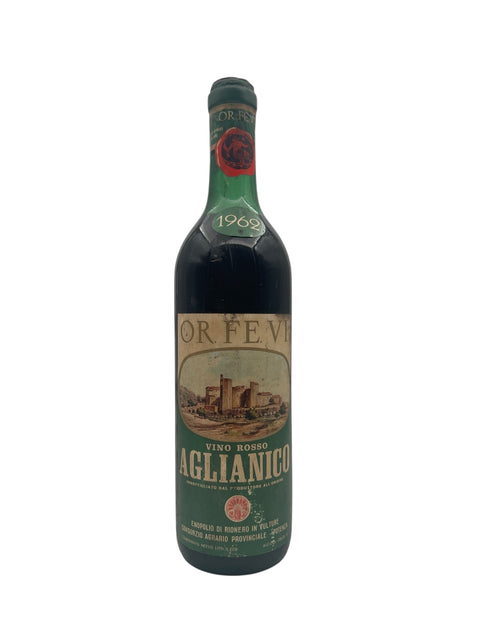 Flaske af Aglianico Orfevi 1968 rødvin