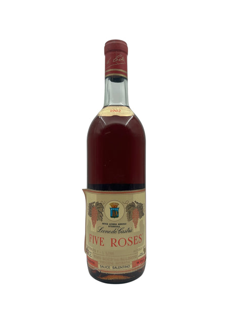 Flaske af Five Roses rødvin fra Leone de Castris 1962