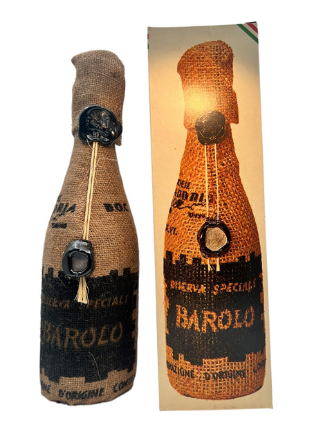 Flaske rødvin Barolo Riserva Speciale 1960 med rustik indpakning