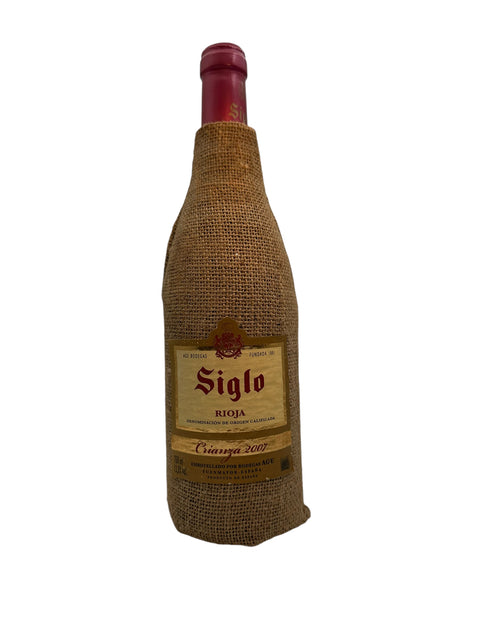 Bouteille de Siglo Crianza 2007 de Bodegas AGE avec couverture en toile