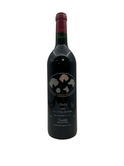 Bottle of Merlot Vinoble 2005 with elegant label