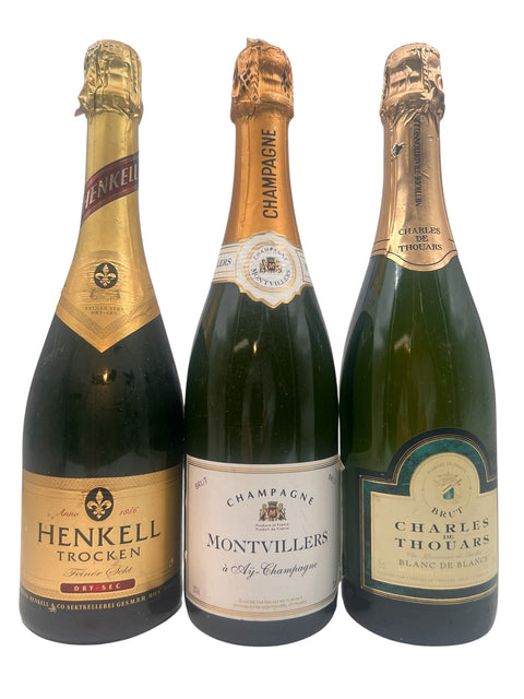 Tre flaskor champagne med olika etiketter