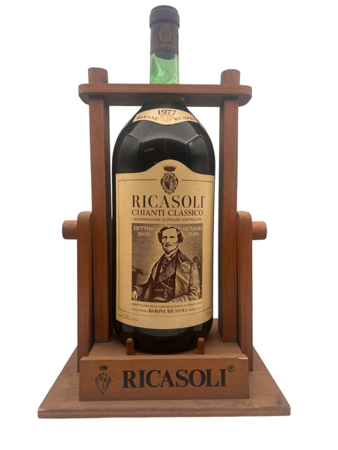 Flaska Chianti Classico Ricasoli 1977 i trähållare